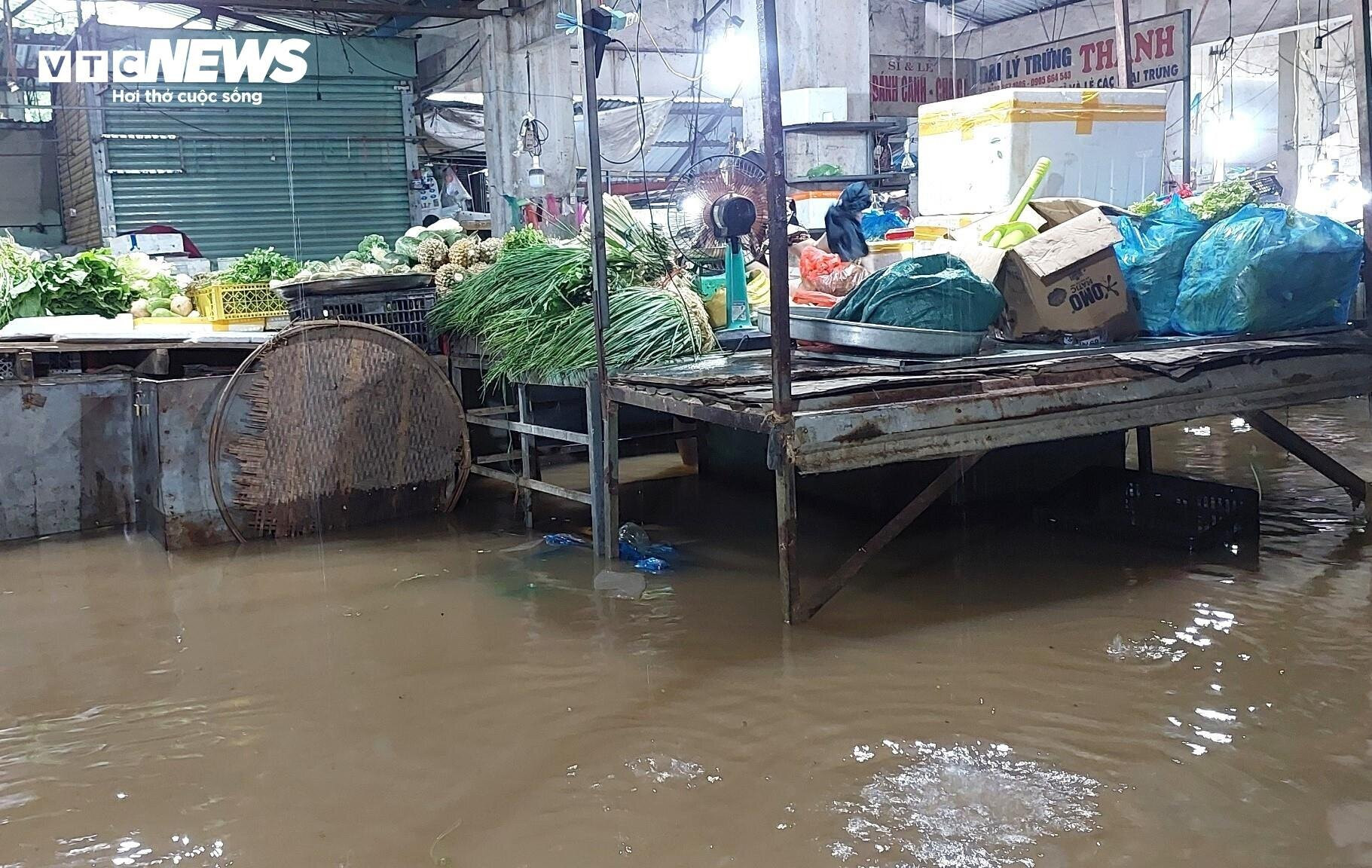 Đường phố Đà Nẵng thành sông sau mưa lớn, dân khổ sở đẩy xe giữa biển nước  - 9