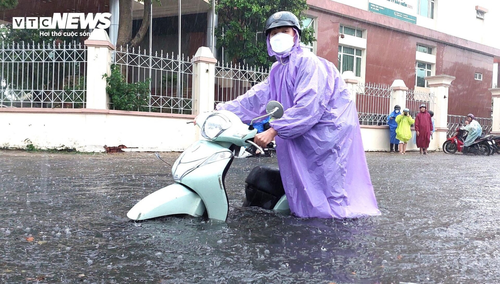 Đường phố Đà Nẵng thành sông sau mưa lớn, dân khổ sở đẩy xe giữa biển nước  - 5