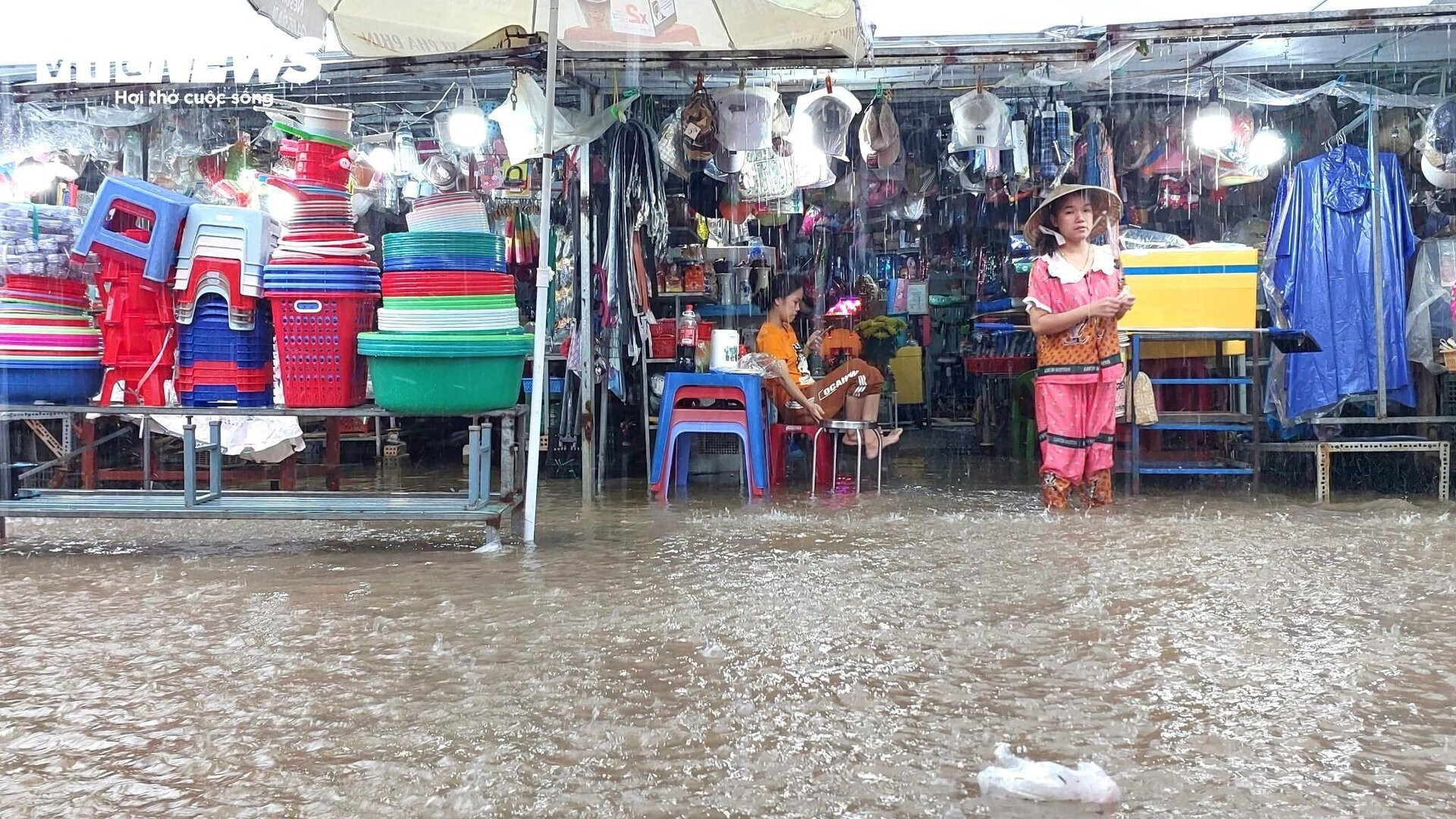 Đường phố Đà Nẵng thành sông sau mưa lớn, dân khổ sở đẩy xe giữa biển nước  - 8