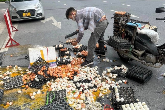 Điều bất ngờ sau bức ảnh xe chở trứng vỡ tan tành gây sốt mạng ở Hà Nội ảnh 1