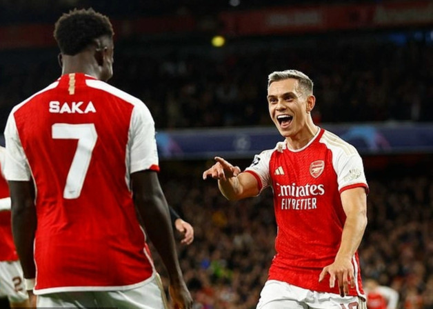 Bukayo Saka tỏa sáng, Arsenal đặt một chân vào vòng 1/8 Champions League - 2