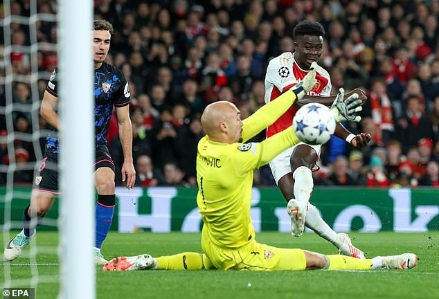 Bukayo Saka tỏa sáng, Arsenal đặt một chân vào vòng 1/8 Champions League - 3