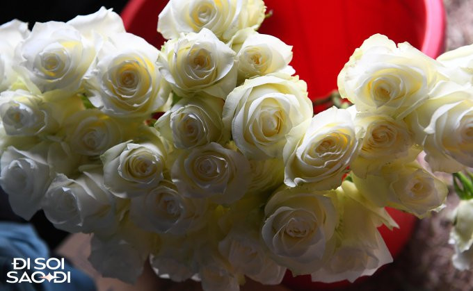Đám cưới Đoàn Văn Hậu trang trí bằng hoa tươi nhập khẩu, cô dâu Doãn Hải My cử người xuống giám sát cắm hoa-5