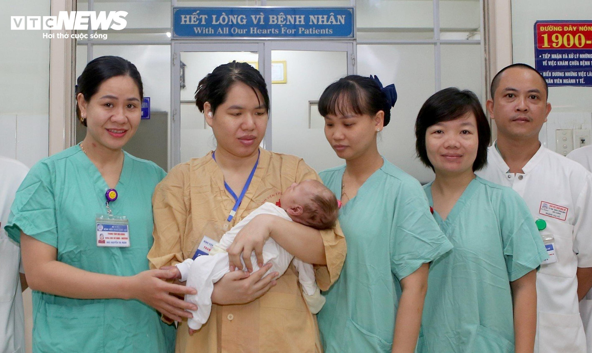 Người thân và đội ngũ y bác sĩ vui mừng sau khi trẻ sơ sinh được cứu sống. (Ảnh: BVCC)