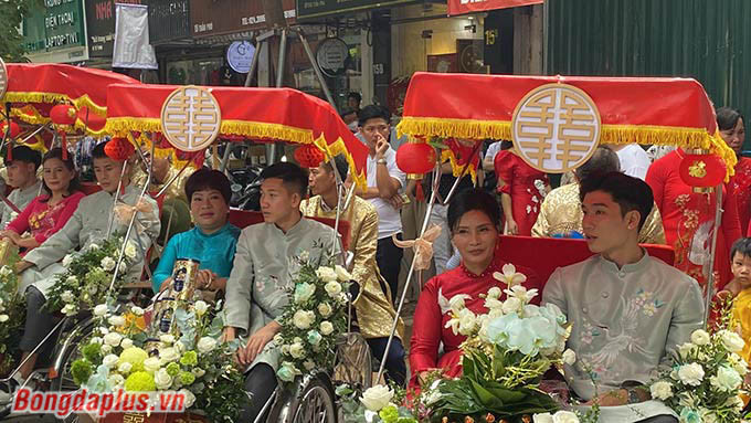 Sau khi rước dâu ở Hà Nội, chiếc xe chở Hải Mỹ, Văn Hậu sẽ về Thái Bình làm đám cưới vào chiều nay 