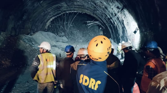 Ấn Độ: Sập hầm đường bộ, 40 công nhân mắc kẹt ảnh 1