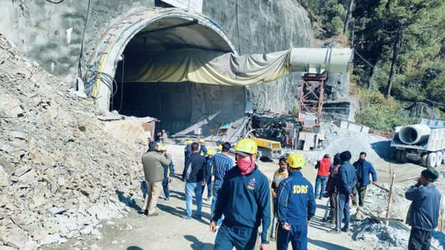 Ấn Độ: Sập hầm đường bộ, 40 công nhân mắc kẹt ảnh 2