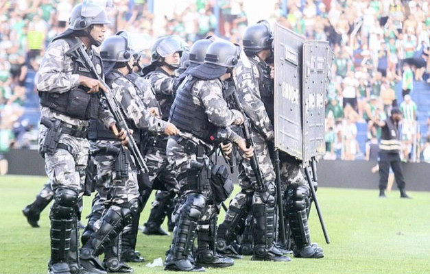 Bạo loạn kinh hoàng ở Brazil: Hàng trăm CĐV hỗn chiến, đuổi đánh cầu thủ - 3