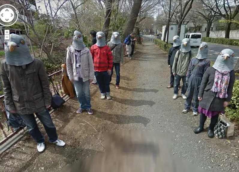 Nhóm người mang mặt nạ đầu chim tại thành phố Musashino, Nhật Bản (Ảnh: Google Street View).