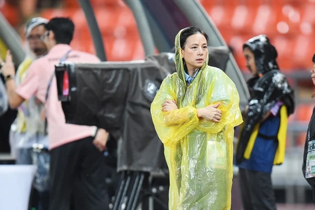 Madam Pang và HLV Polking thất thần khi Thái Lan thua Trung Quốc - 1