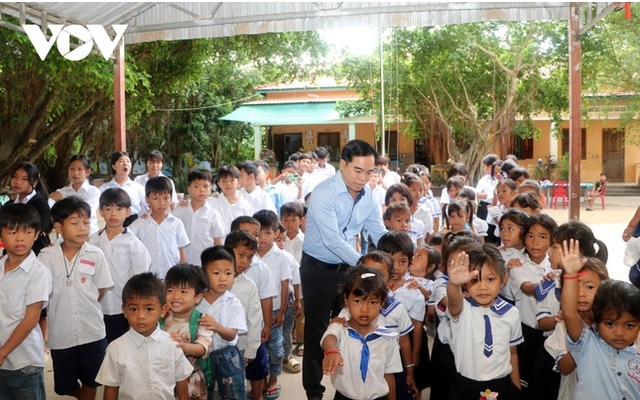 Thầy giáo tận tâm với trẻ em gốc Việt tại Campuchia - Ảnh 1.
