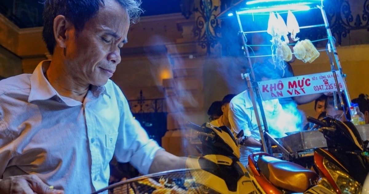 노트르담 대성당에 있는 등이 굽은 노인은 노점 장사로 온 가족을 부양하고 있습니다.