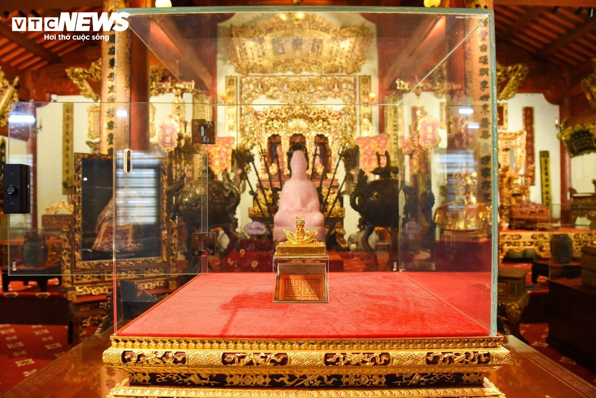 Cận cảnh ấn vàng 'Hoàng đế chi bảo' trưng bày tại bảo tàng tư nhân ở Bắc Ninh - 2