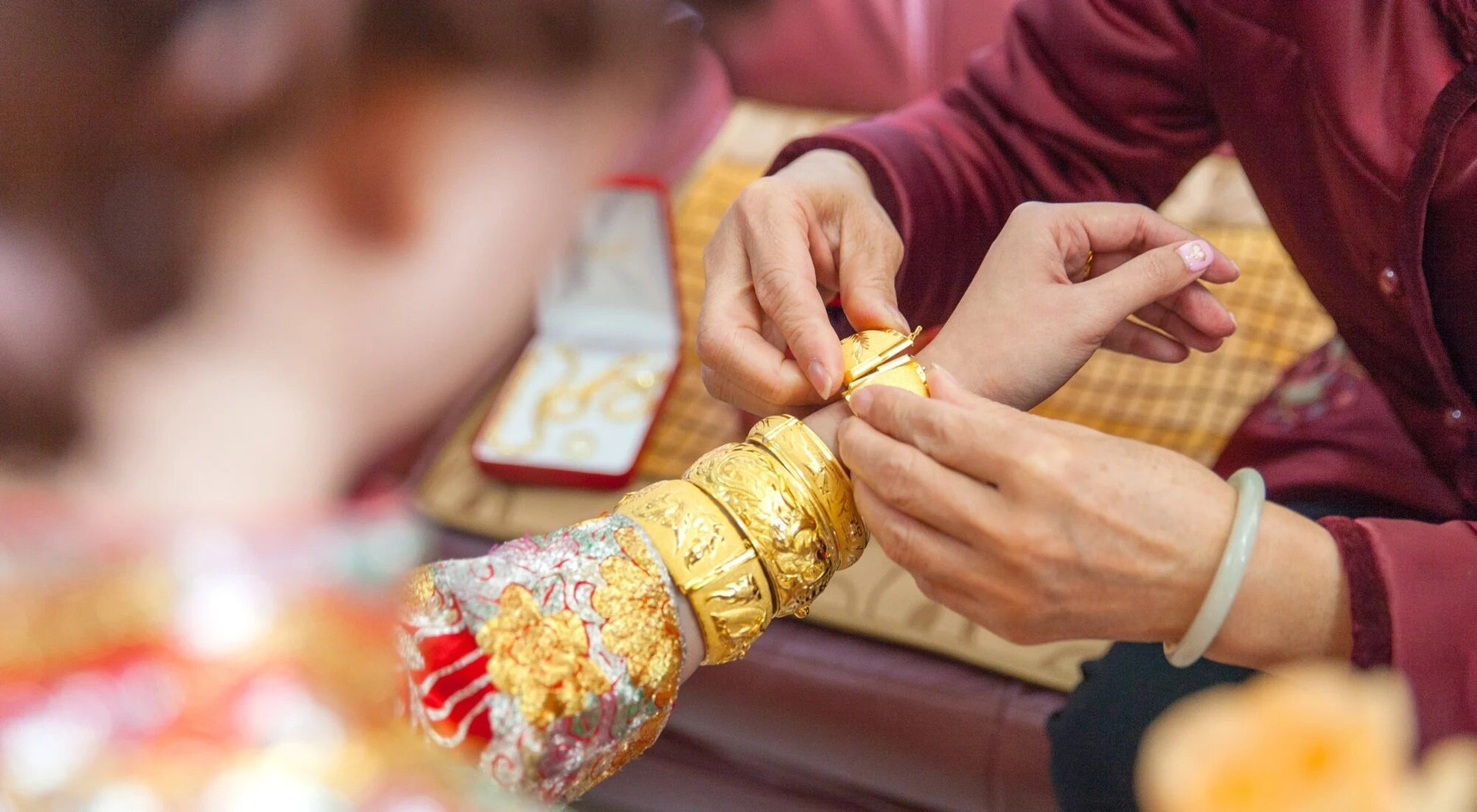 TIền thách cưới ở Trung Quốc có thể bao gồm tiền, đồ trang sức và nhiều loại vật phẩm có giá trị khác. (Ảnh: Shutterstock)