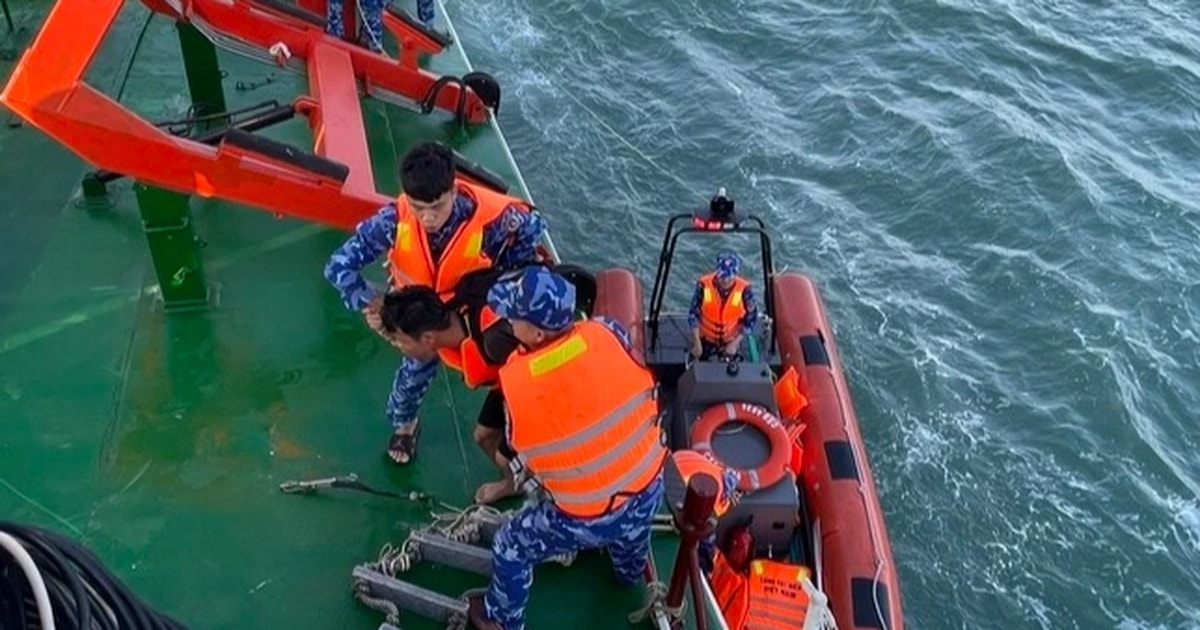 Đưa 14 ngư dân trên tàu cá Bình Định bị chìm vào bờ an toàn