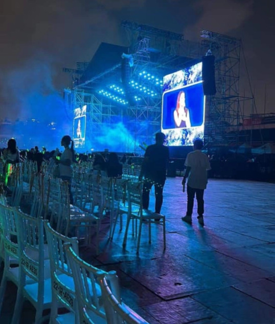 Đêm nhạc Westlife: Fan bức xúc vì ghế bẩn, khuất tầm nhìn, BTC nói gì? - 2