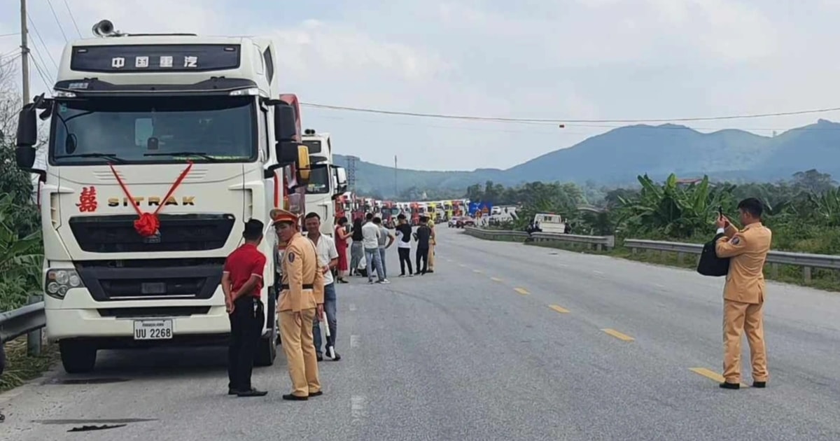 50 xe đầu kéo 'diễu hành' rước dâu bấm còi inh ỏi, CSGT tuýt còi xử lý