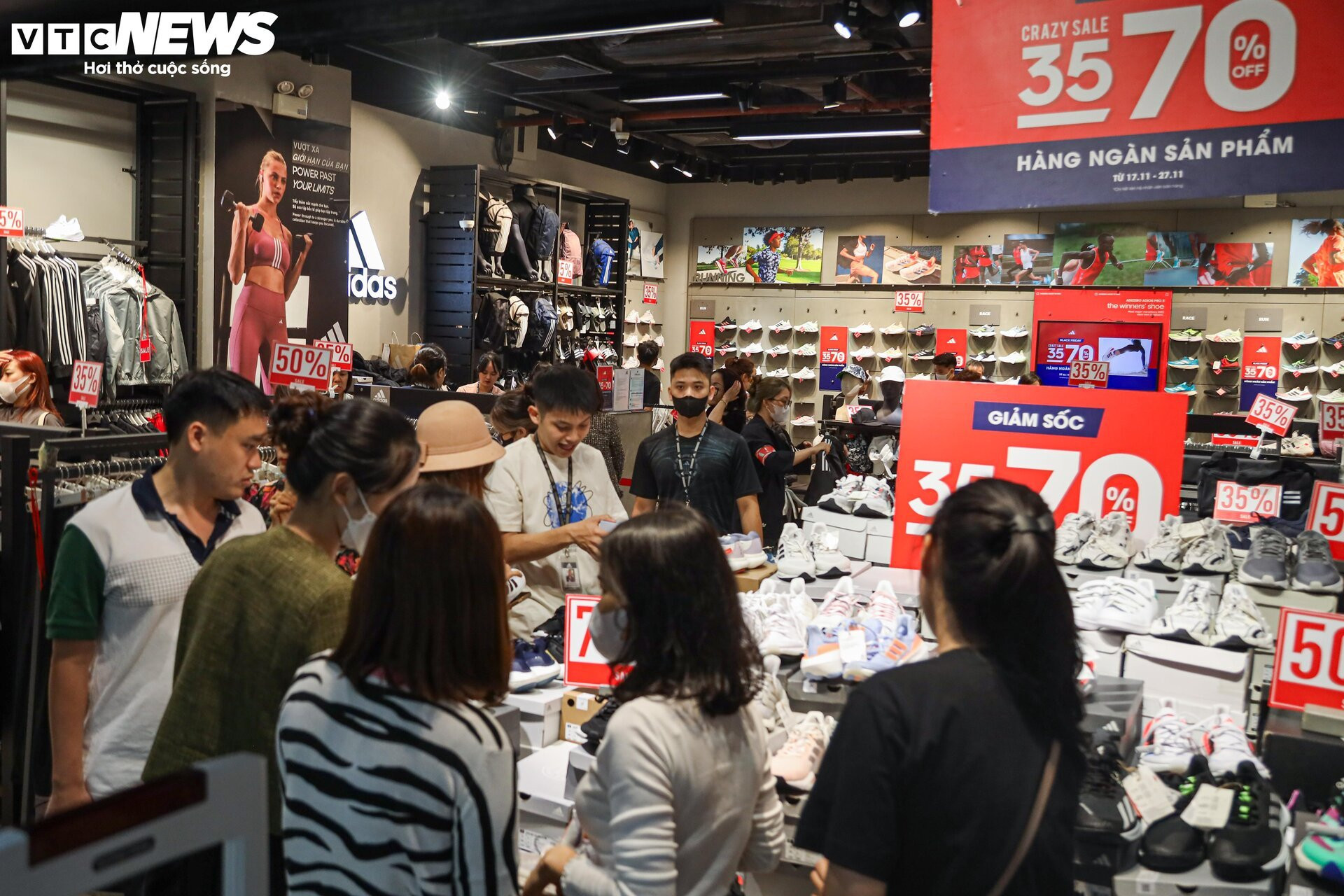 Vạ vật, xếp hàng cả tiếng đồng hồ mua đồ hiệu giảm giá Black Friday ở Hà Nội - 10
