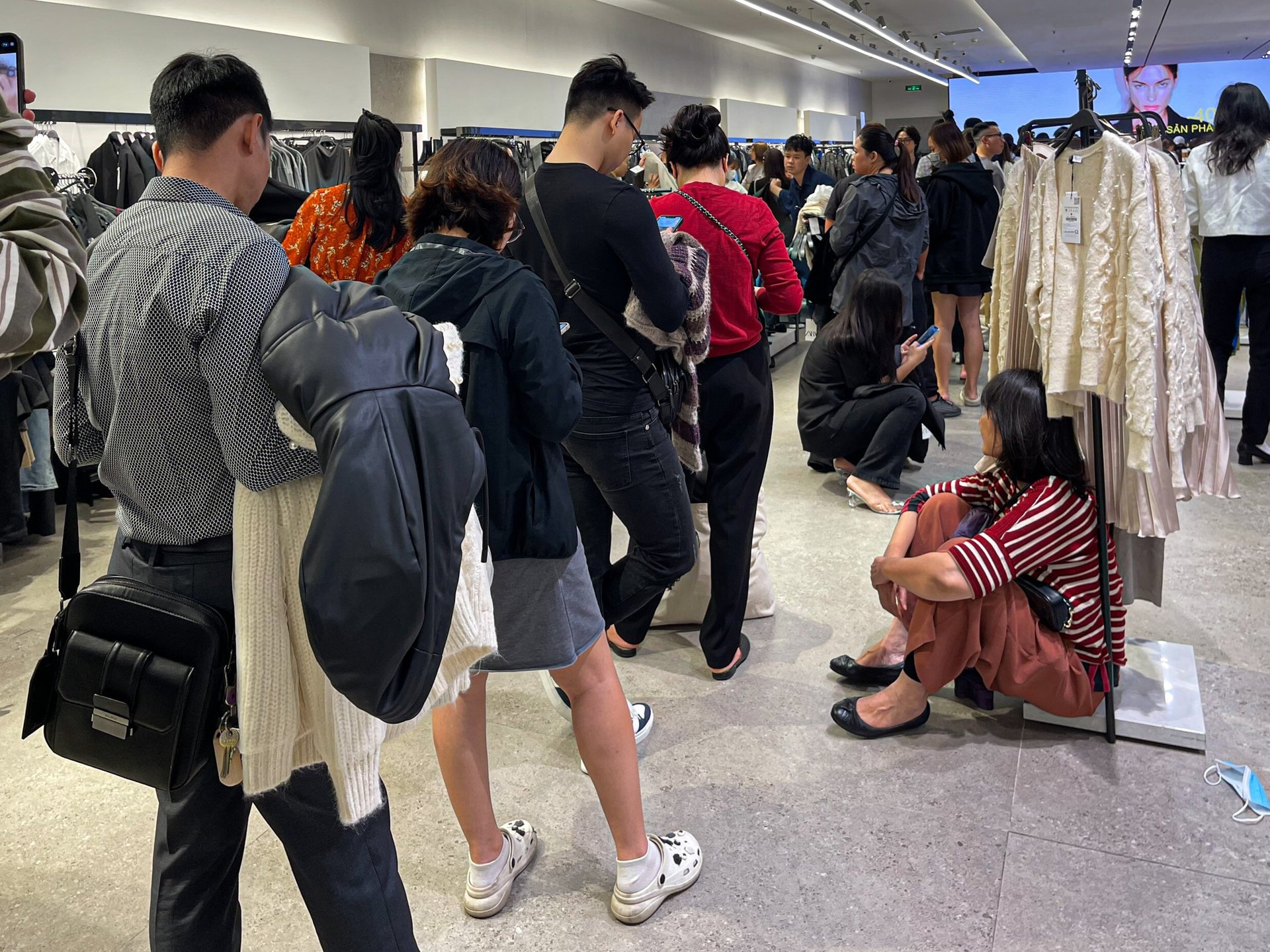 Vạ vật, xếp hàng cả tiếng đồng hồ mua đồ hiệu giảm giá Black Friday ở Hà Nội