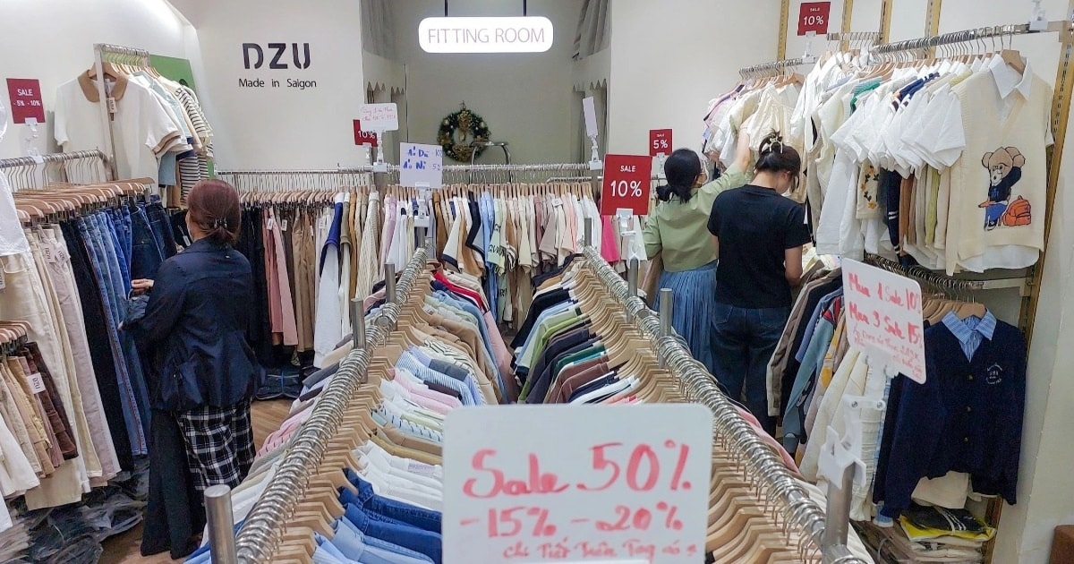Khách đông kín ngày Black Friday, tiểu thương vẫn than doanh thu giảm 30%