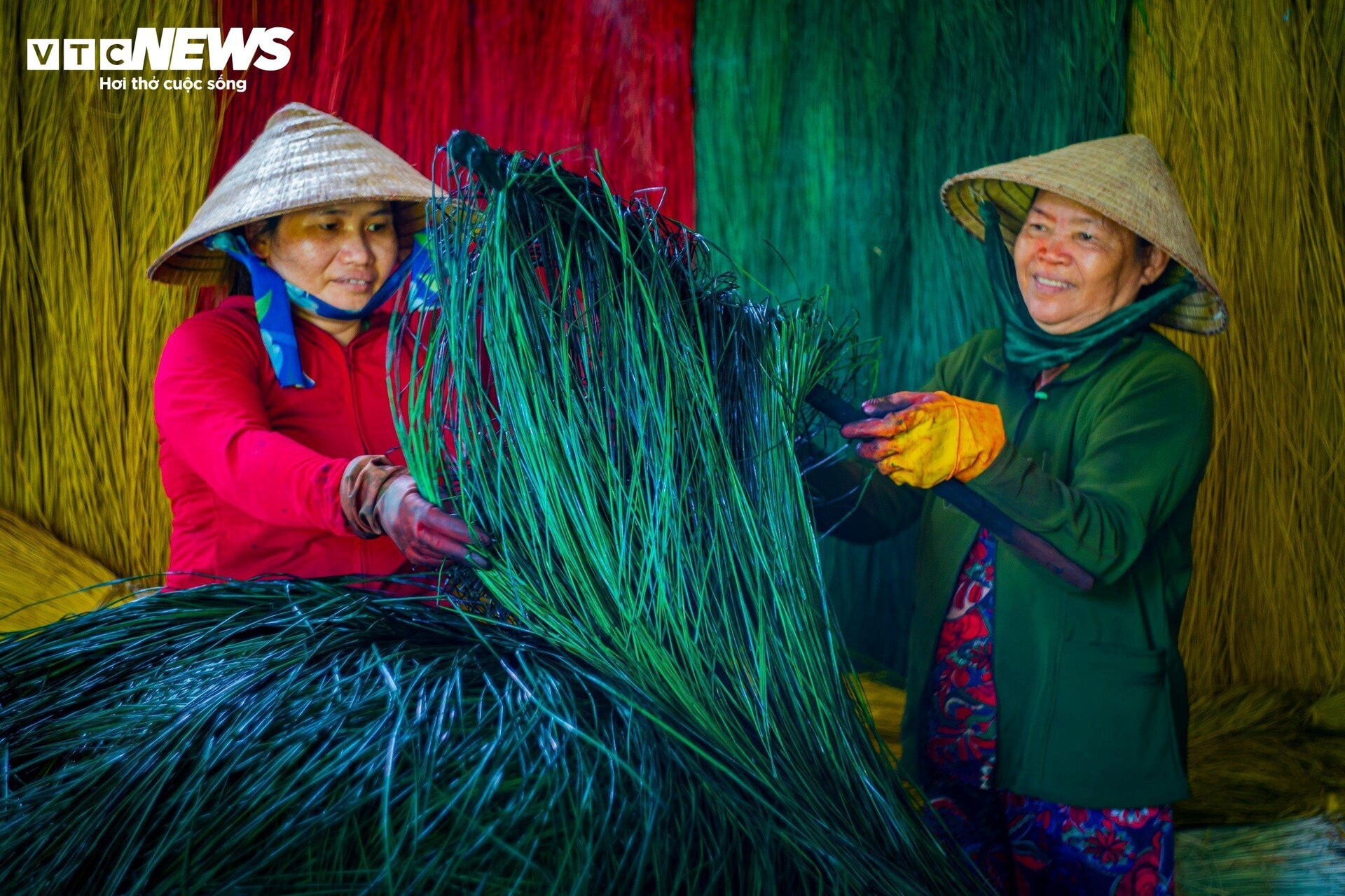 Nụ cười 'tỏa nắng' của những người phụ nữ giữ chiếu cói Phú Tân mãi tươi màu - 6