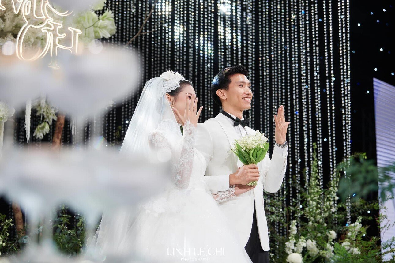 Đây là tiệc cưới lần thứ hai của vợ chồng Văn Hậu - Hải My. Trước đó, cặp đôi này tổ chức lễ ăn hỏi, vu quy và tiệc cưới lần đầu ở nhà trai ngày 11/11. (Ảnh: Linh Le Chi)