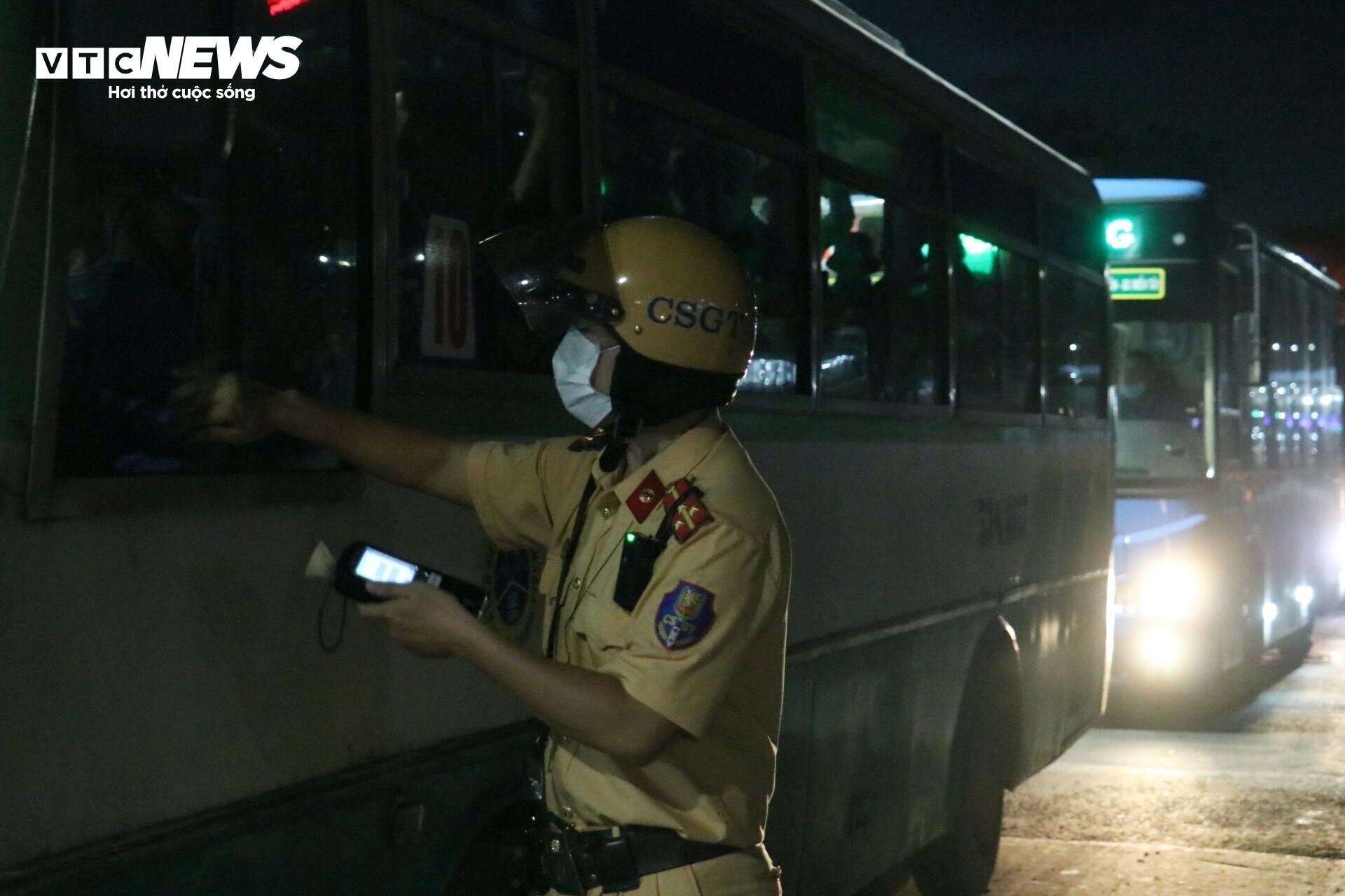 Lực lượng chức năng lập chốt kiểm tra nồng độ cồn các tài xế lái xe khách, xe buýt ra vào Bến xe Miền Tây.