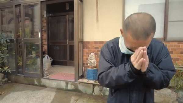 Người đàn ông Nhật rơm rớm xúc động khi chàng trai Việt đến nhà trả ví tiền - 2
