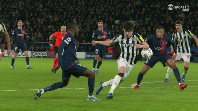 Mbappe giúp PSG thoát hiểm thần kỳ nhờ tình huống tranh cãi ở phút 90+8 - 3