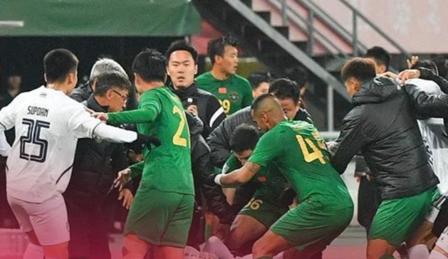 Cầu thủ Thái Lan và Trung Quốc lao vào hỗn chiến kinh hoàng ngay trên sân - 1
