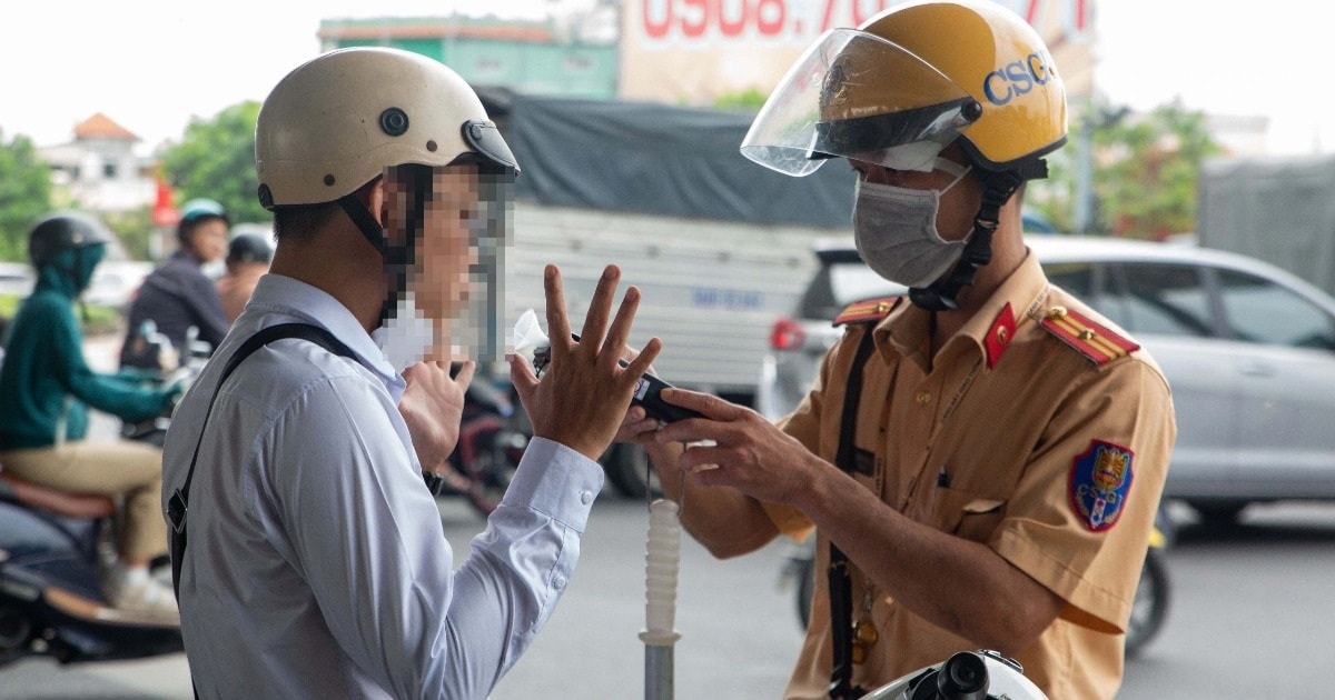 Tài xế ở TPHCM tá hỏa khi bị CSGT kiểm tra nồng độ cồn giữa trưa