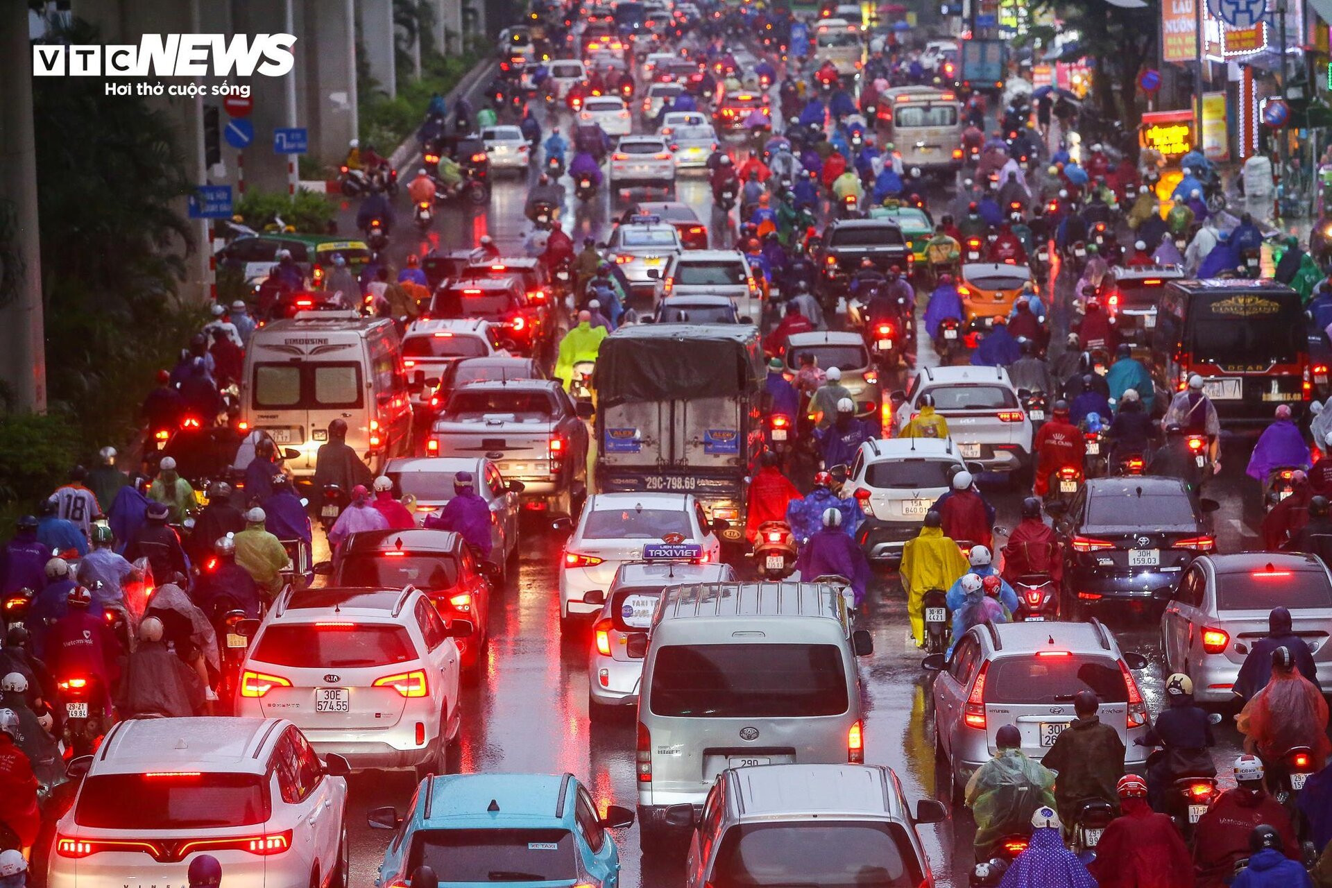 Đường phố Hà Nội hỗn loạn từ sáng đến tối vì mưa, người dân chật vật di chuyển - 11