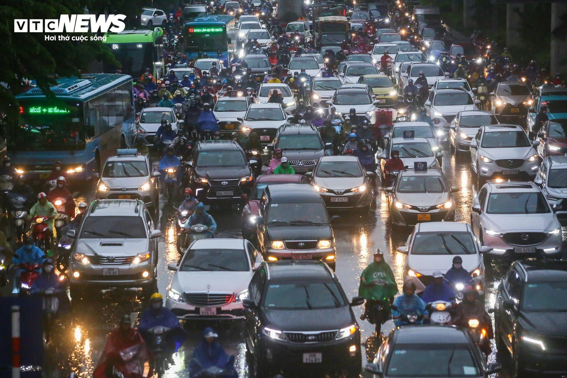 Đường phố Hà Nội hỗn loạn từ sáng đến tối vì mưa, người dân chật vật di chuyển - 1
