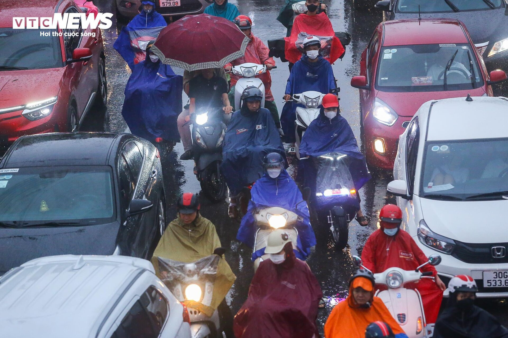 Đường phố Hà Nội hỗn loạn từ sáng đến tối vì mưa, người dân chật vật di chuyển - 2