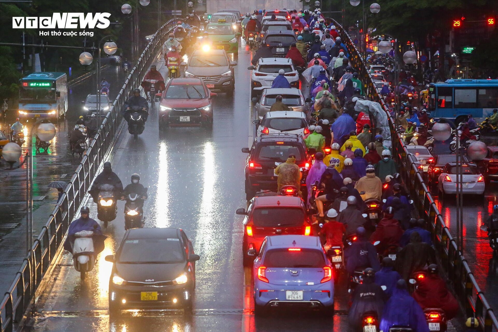 Đường phố Hà Nội hỗn loạn từ sáng đến tối vì mưa, người dân chật vật di chuyển - 9