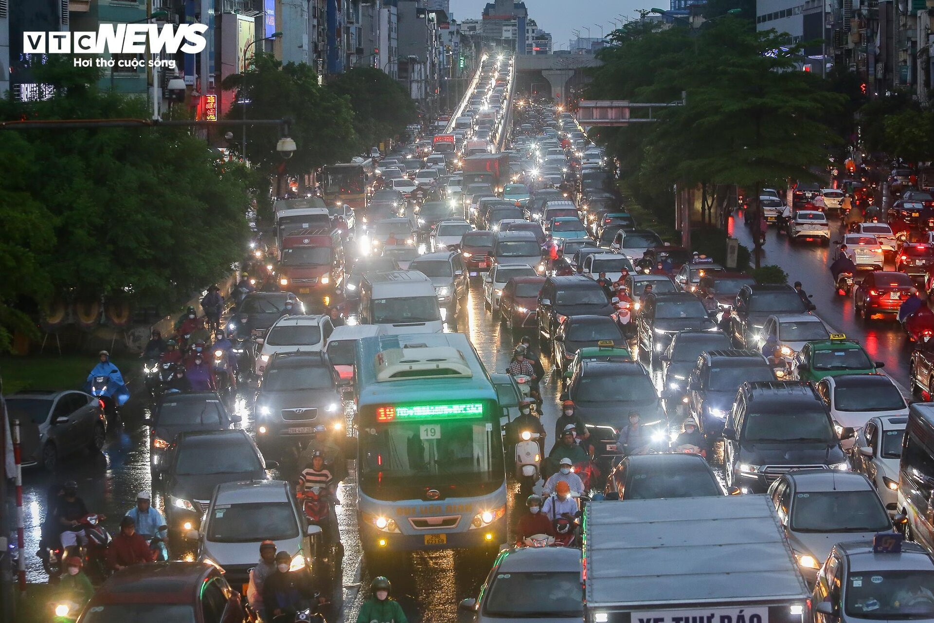 Đường phố Hà Nội hỗn loạn từ sáng đến tối vì mưa, người dân chật vật di chuyển - 10