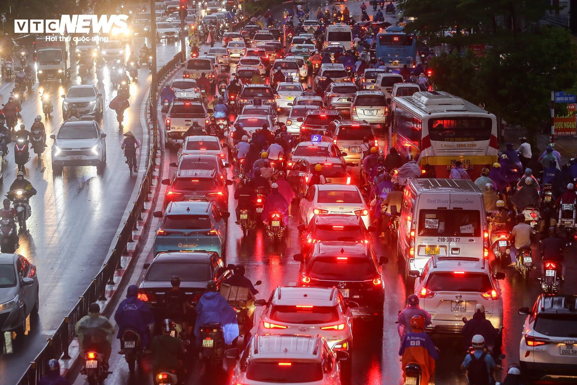 Đường phố Hà Nội hỗn loạn từ sáng đến tối vì mưa, người dân chật vật di chuyển - 8