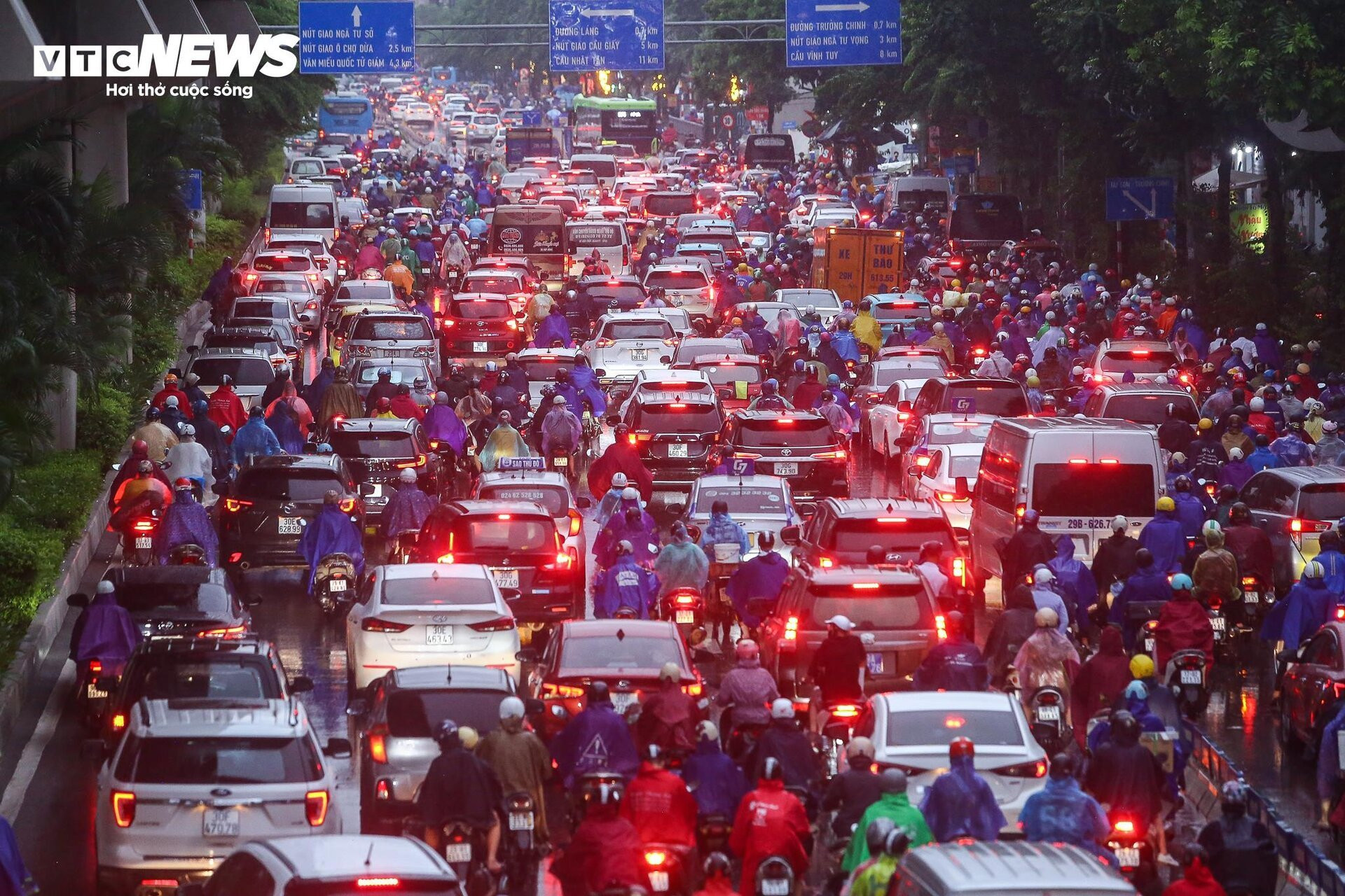 Đường phố Hà Nội hỗn loạn từ sáng đến tối vì mưa, người dân chật vật di chuyển - 4