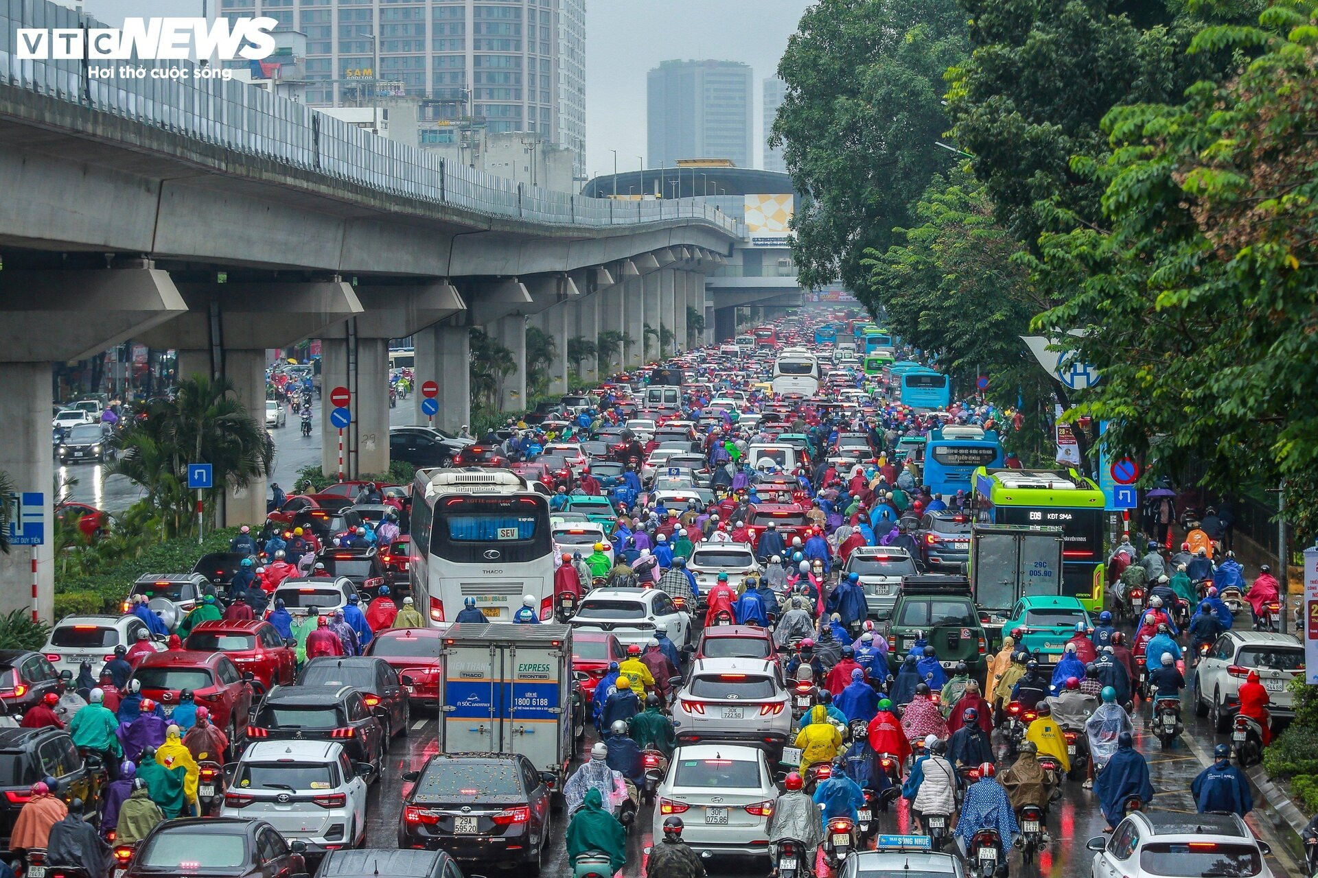 Đường phố Hà Nội hỗn loạn từ sáng đến tối vì mưa, người dân chật vật di chuyển - 3