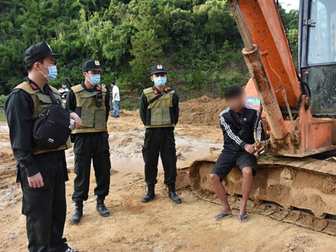 Công an băng rừng, lội suối triệt phá điểm khai thác vàng quy mô lớn