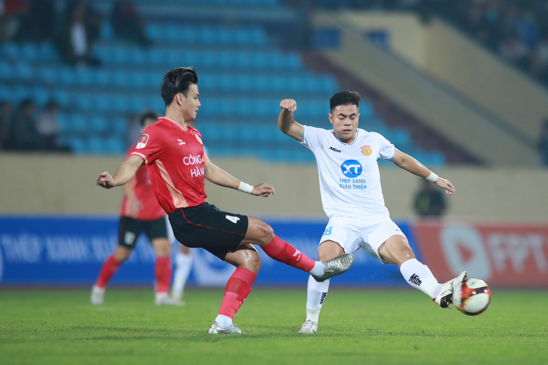 HLV Gong Oh Kyun xô xát với cầu thủ Nam Định ngày Quang Hải ghi bàn - 5