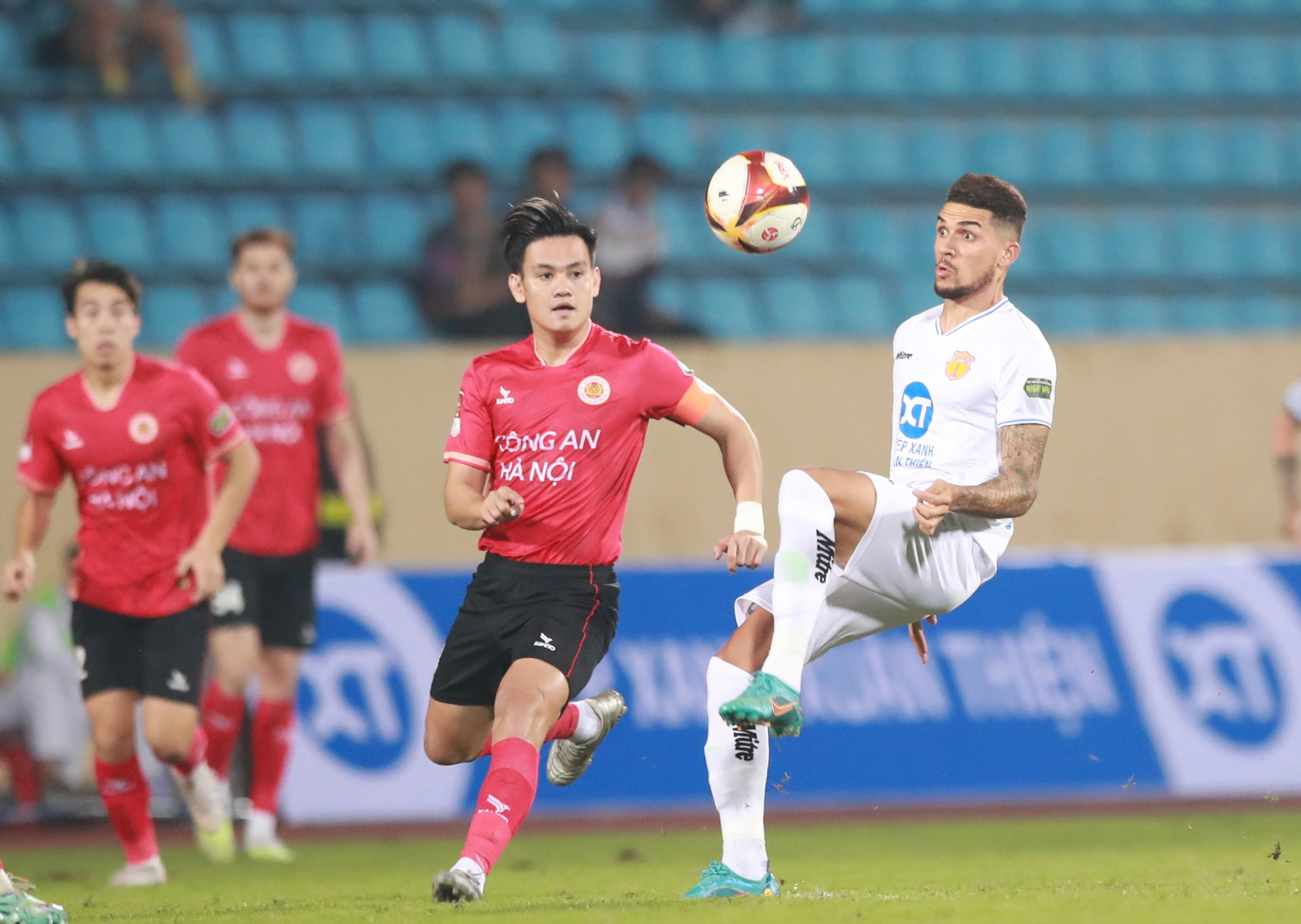 HLV Gong Oh Kyun xô xát với cầu thủ Nam Định ngày Quang Hải ghi bàn - 3