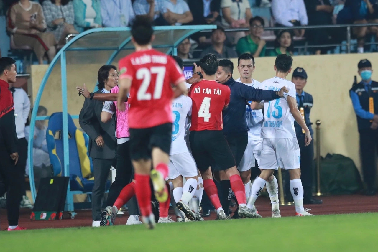 HLV Gong Oh Kyun xô xát với cầu thủ Nam Định ngày Quang Hải ghi bàn - 1