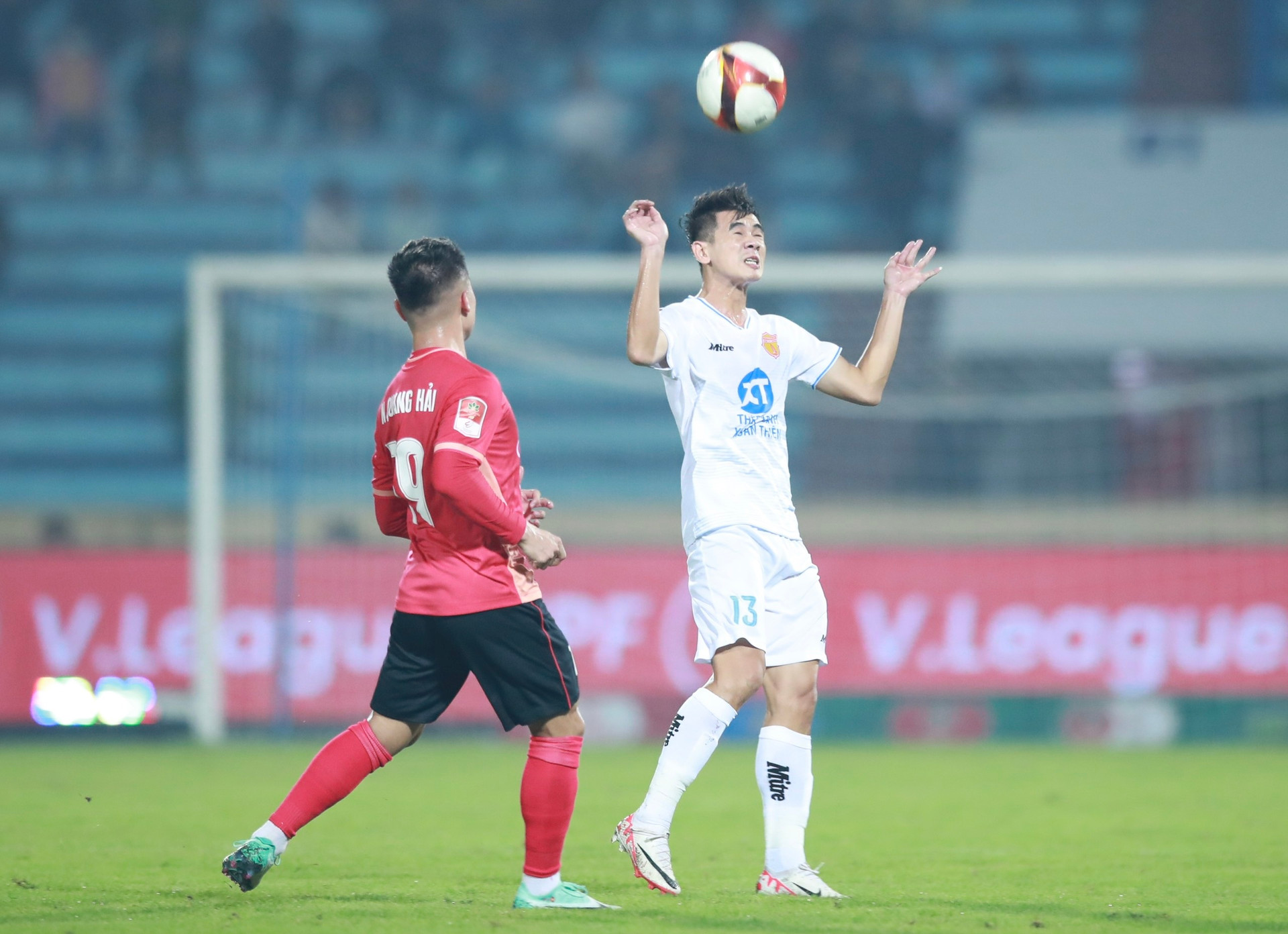 HLV Gong Oh Kyun xô xát với cầu thủ Nam Định ngày Quang Hải ghi bàn - 7