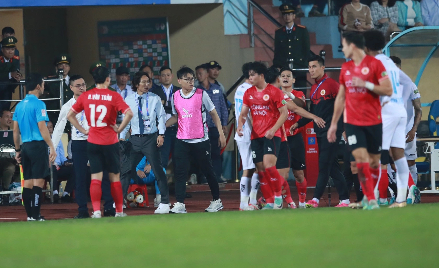 HLV Gong Oh Kyun xô xát với cầu thủ Nam Định ngày Quang Hải ghi bàn - 2