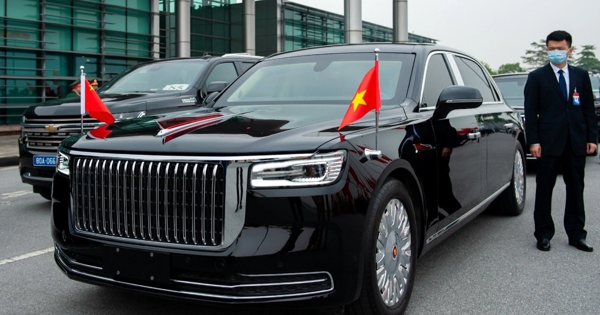 Xe Hồng Kỳ chờ đón Chủ tịch Trung Quốc Tập Cận Bình tại sân bay Nội Bài