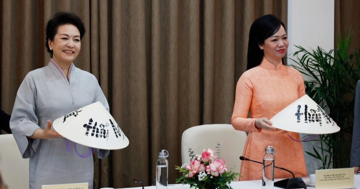 Giáo sư Bành Lệ Viên giao lưu với sinh viên Đại học Quốc gia Hà Nội