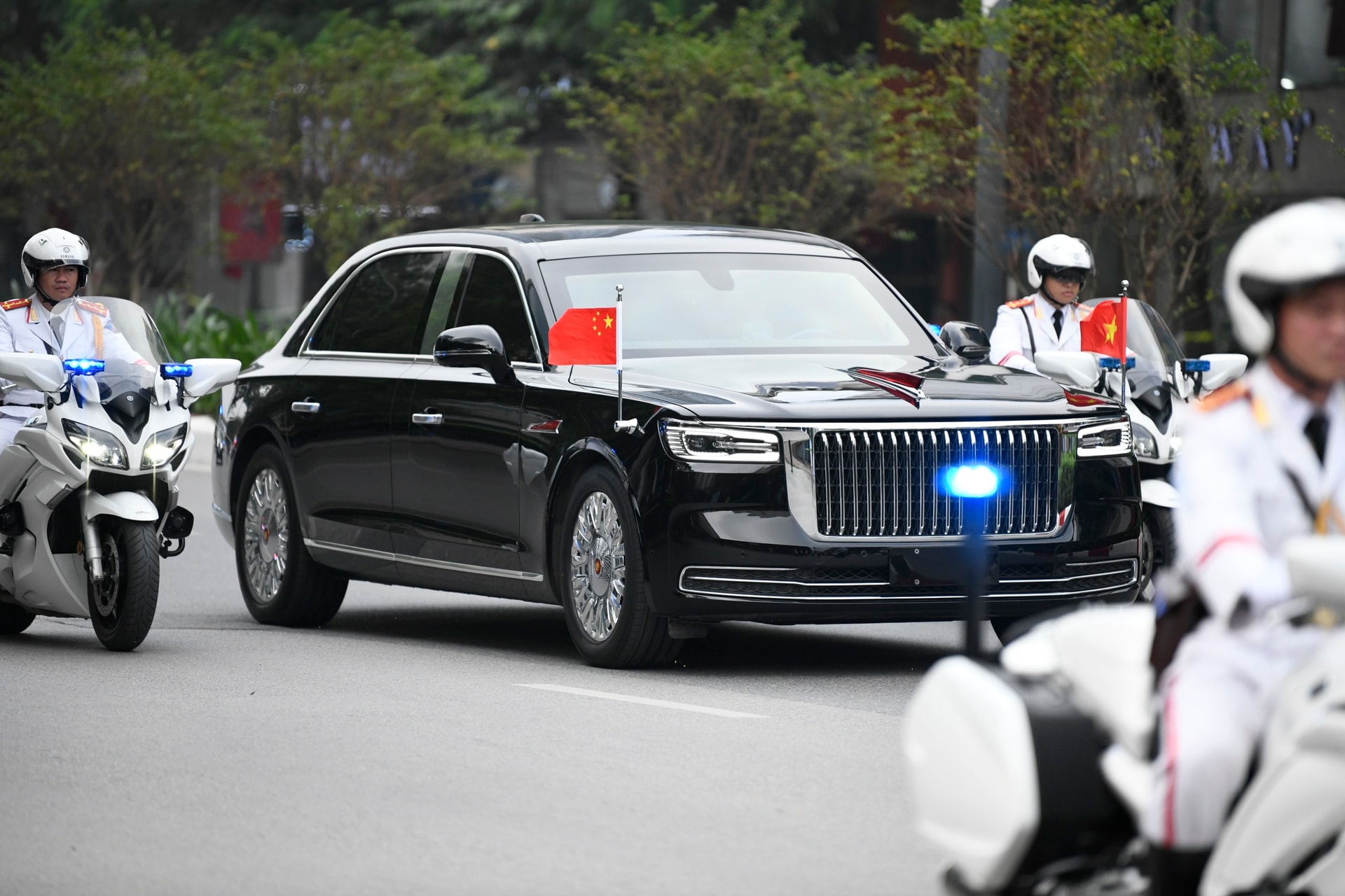 Đoàn xe hộ tống Tổng Bí thư, Chủ tịch Trung Quốc Tập Cận Bình trên đường phố Hà Nội sáng nay
