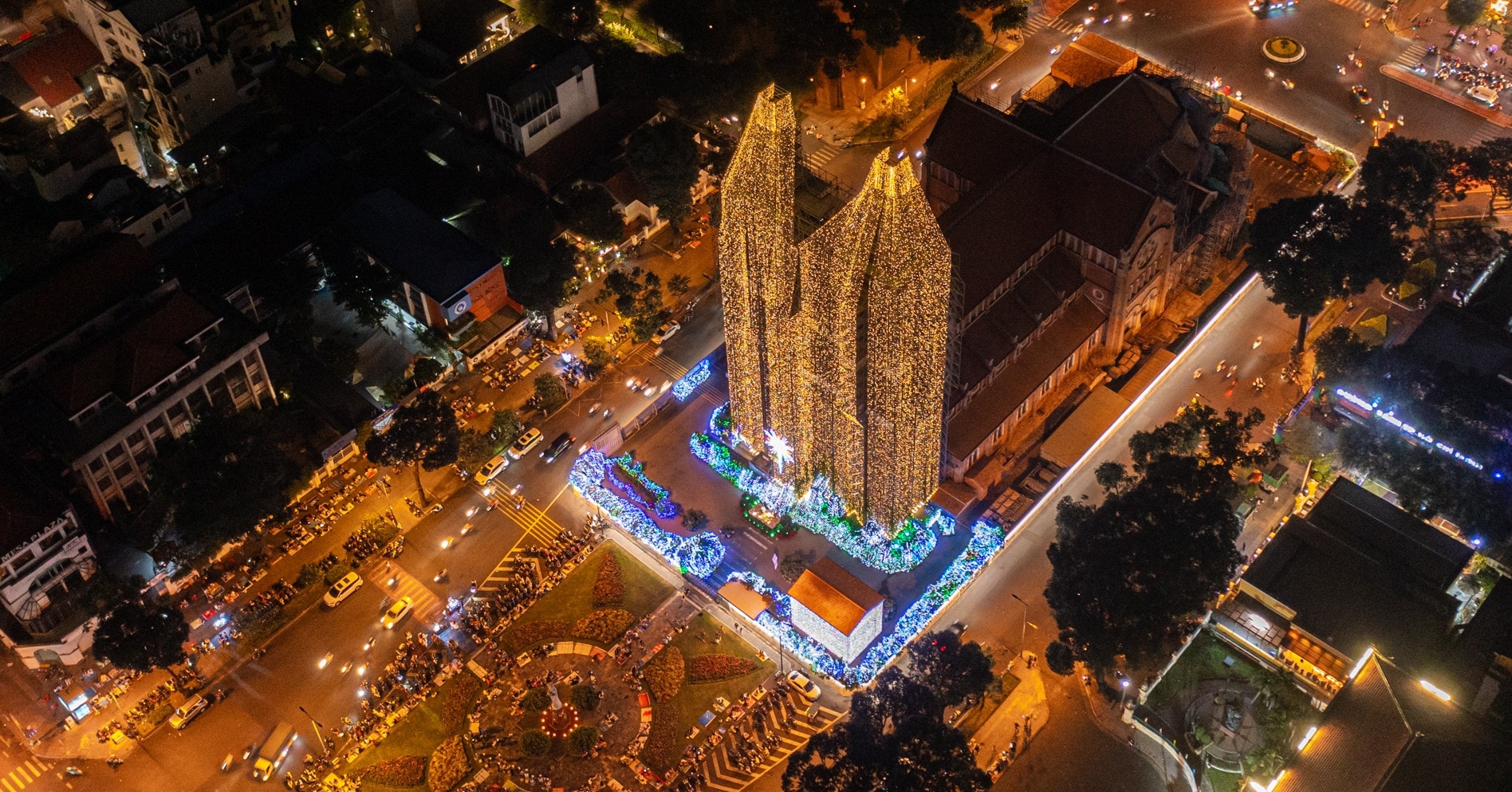 Bất ngờ với vẻ đẹp nhà thờ Đức Bà TP.HCM trước Giáng sinh