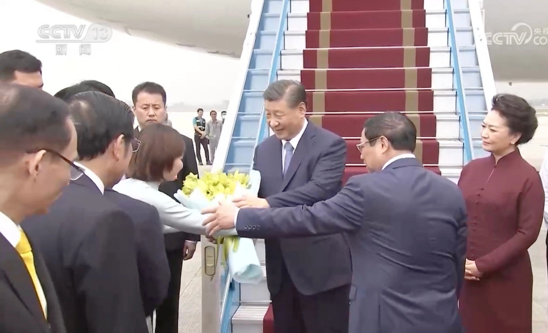 Hai nữ sinh tặng hoa Chủ tịch Trung Quốc Tập Cận Bình là ai? - 1